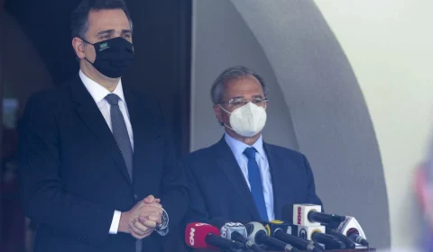 Presidente do Senado diz que reajuste do Bolsa Família depende de precatórios