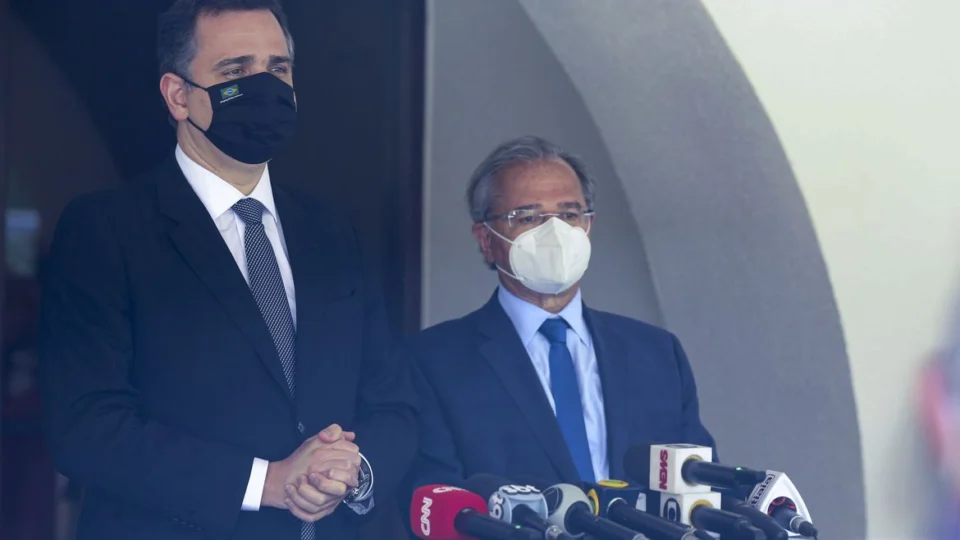 Presidente do Senado diz que reajuste do Bolsa Família depende de precatórios