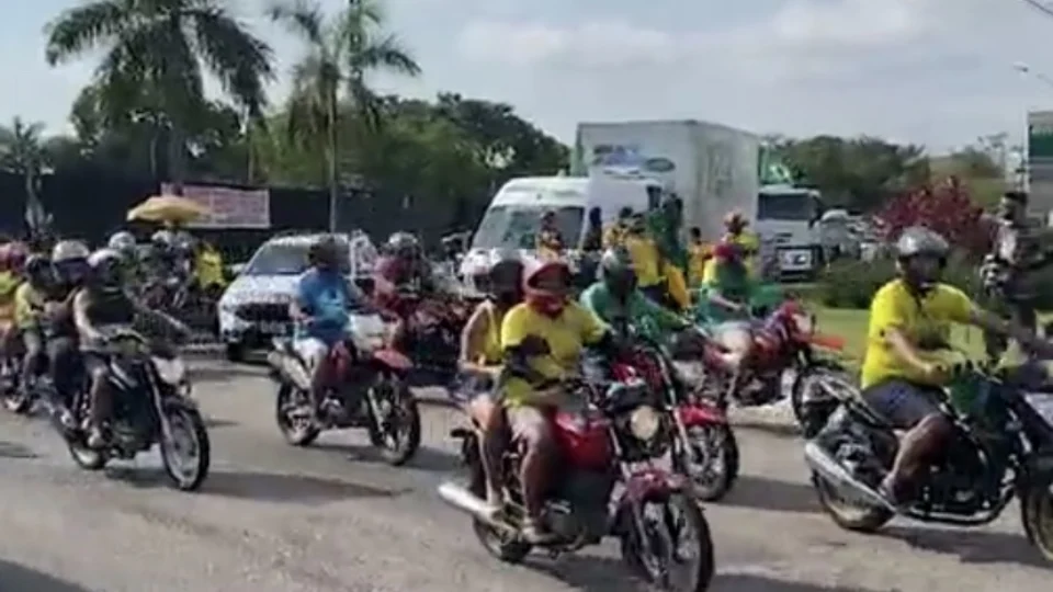 Movimentos de Direita realizam carreata a favor do voto impresso auditável