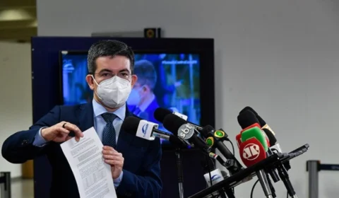 Randolfe diz que há indícios para responsabilizar Bolsonaro por falsificação de documento público