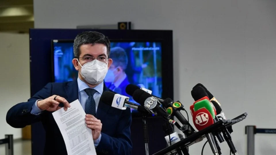 Randolfe diz que há indícios para responsabilizar Bolsonaro por falsificação de documento público