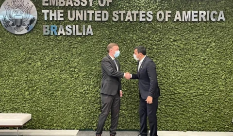 Wilson Lima destaca importância de aliar preservação e desenvolvimento econômico, em reunião na Embaixada Americana