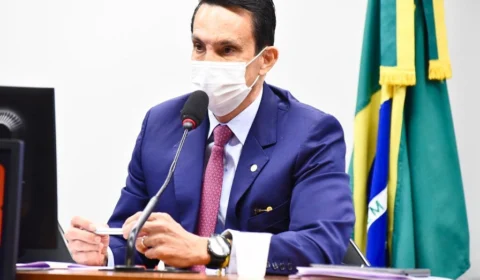 Sidney Leite vota contra a privatização dos Correios