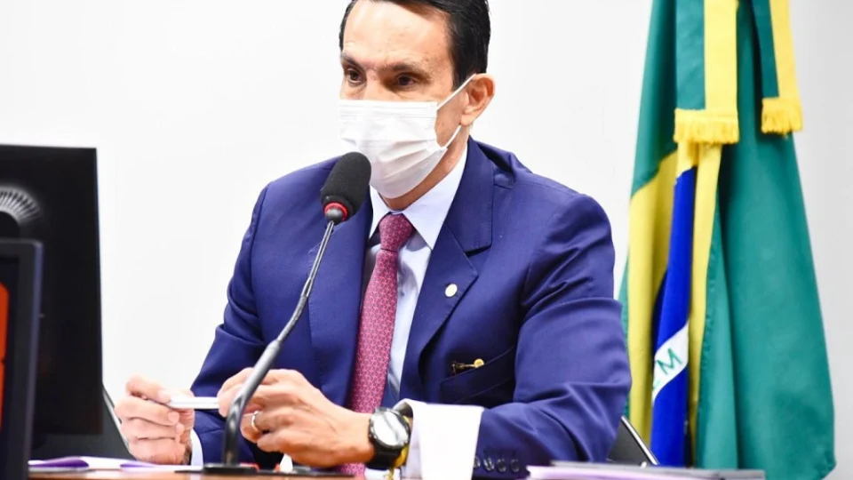 Sidney Leite vota contra a privatização dos Correios