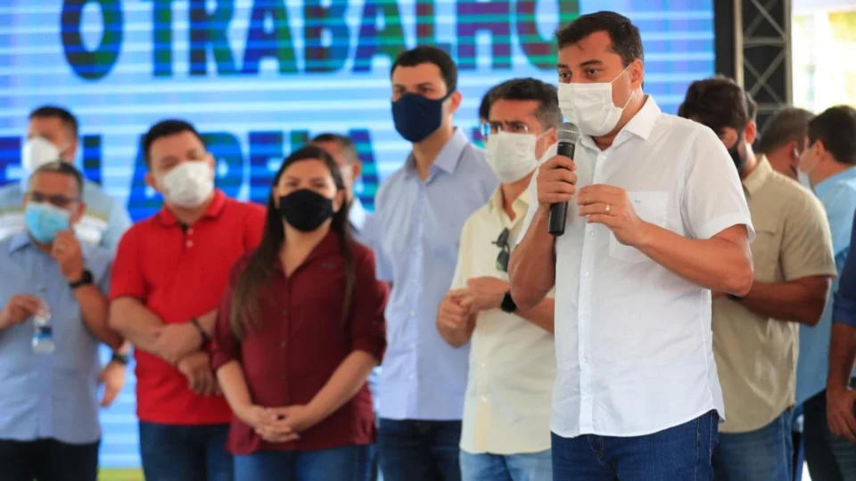 Wilson Lima, ao lado de David Almeida e de cerca de 30 prefeitos, inaugura obra revolucionária para o interior do Amazonas