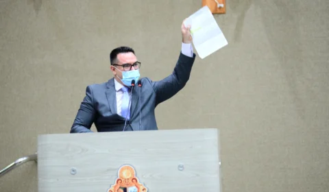 Vereador requer suspensão da cobrança da taxa de esgoto ao prefeito David Almeida