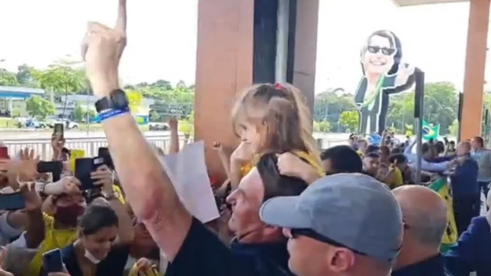 Em Manaus, Bolsonaro afirma que produtos irão chegar mais baratos à população