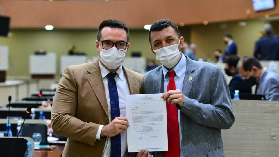 Rodrigo Guedes e Sassá apresentam requerimento para criação da CPI da Águas de Manaus