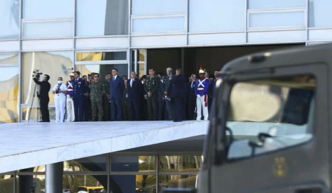 Marinha faz desfile com carros blindados na Esplanada dos Ministérios