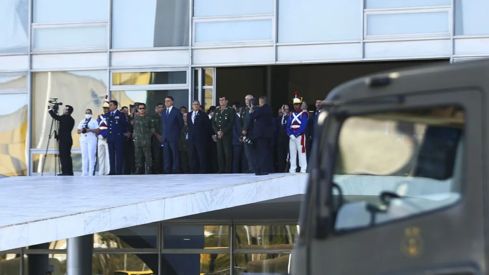 Marinha faz desfile com carros blindados na Esplanada dos Ministérios