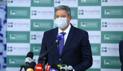 Lira anuncia que o Plenário vai decidir sobre proposta do voto impresso