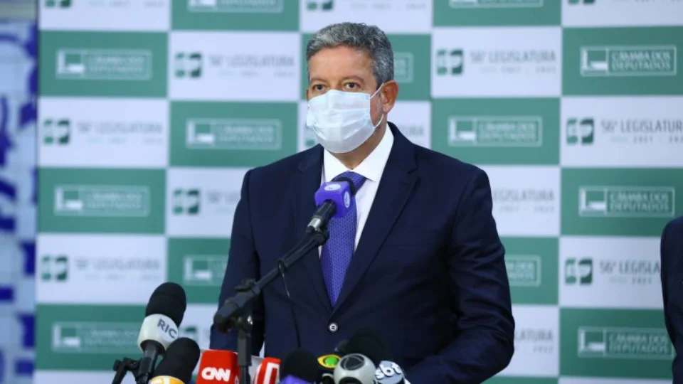 Lira anuncia que o Plenário vai decidir sobre proposta do voto impresso