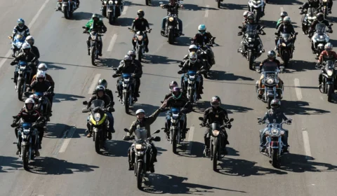 Brasília: Jair Bolsonaro faz passeio de moto neste domingo de Dia dos Pais
