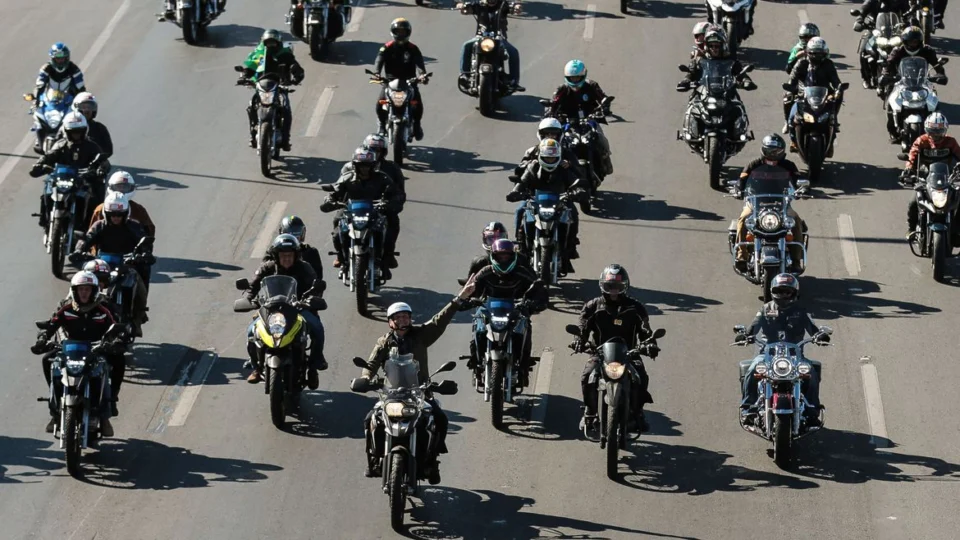 Brasília: Jair Bolsonaro faz passeio de moto neste domingo de Dia dos Pais