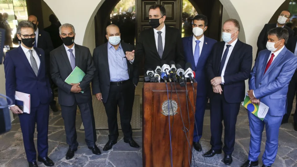 Governadores e presidente do Senado discutem defesa da democracia