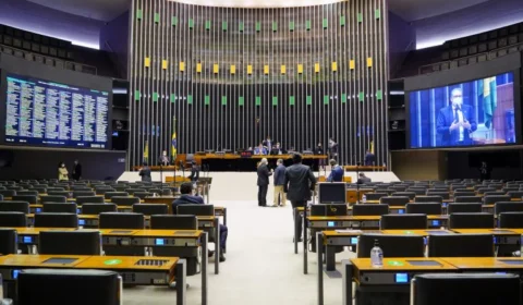 Deputados aprovam mudanças na LDO para garantir recursos ao Auxílio Brasil