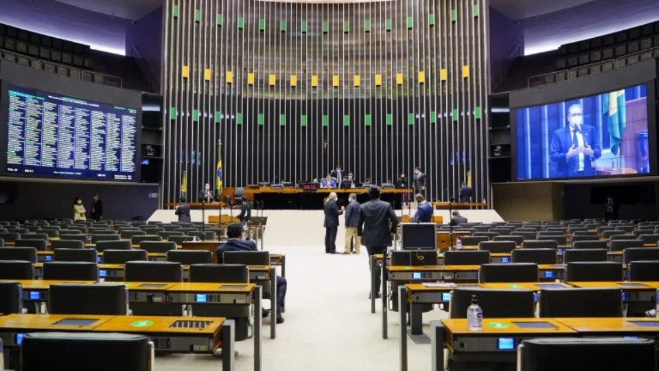 Deputados aprovam mudanças na LDO para garantir recursos ao Auxílio Brasil