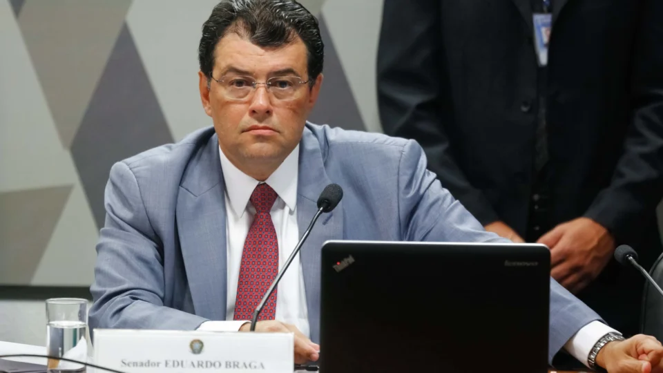 Justiça do Amazonas reconhece fake news de Eduardo Braga sobre aumento do ICMS
