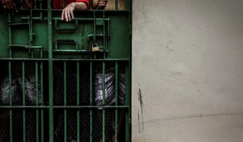 Justiça determina interdição da carceragem da Delegacia de Iranduba e a transferência dos presos para Manaus