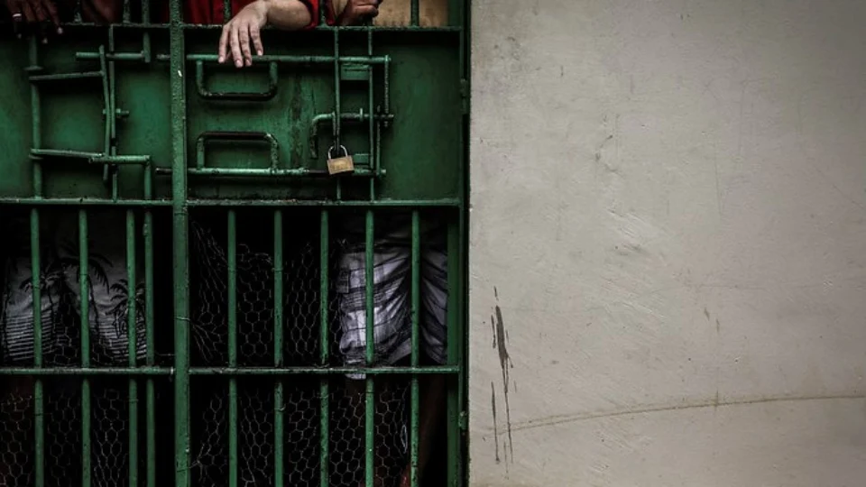 Justiça determina interdição da carceragem da Delegacia de Iranduba e a transferência dos presos para Manaus