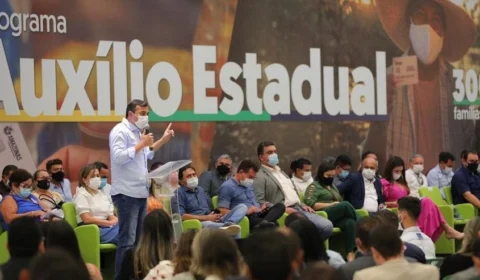 Anúncio de auxílio estadual permanente para 300 mil famílias mostra força política de Wilson Lima