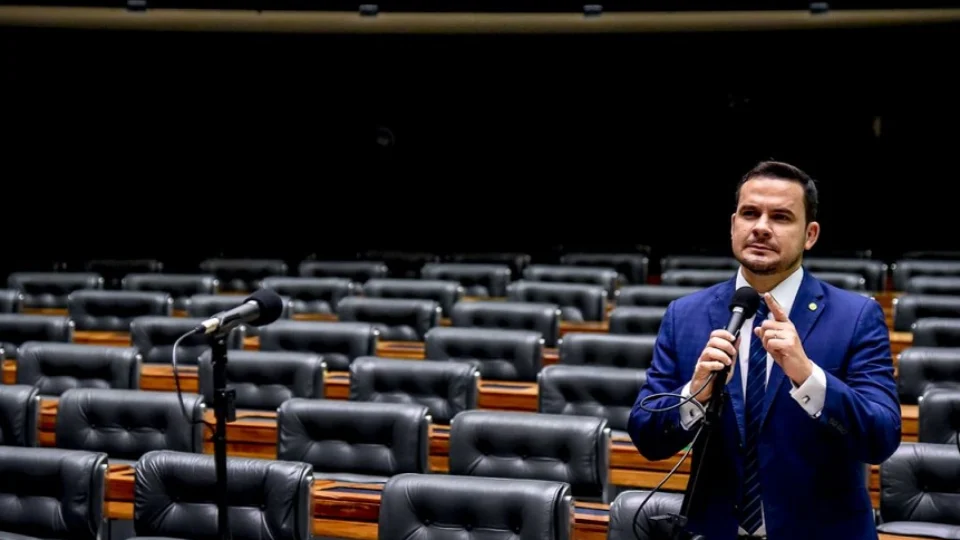 Urgência na tramitação de PL que prevê vagas de emprego para vítimas de violência doméstica é aprovado