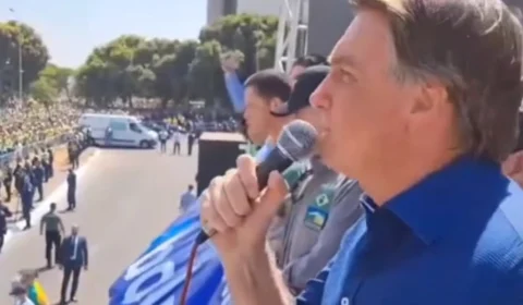 Bolsonaro diz que não aceitará que qualquer autoridade passe por cima da Constituição