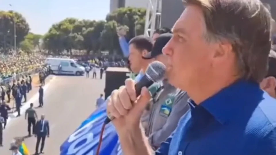 Bolsonaro diz que não aceitará que qualquer autoridade passe por cima da Constituição