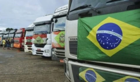 Pedindo saída de ministro do STF, caminhoneiros bloqueiam estradas pelo Brasil
