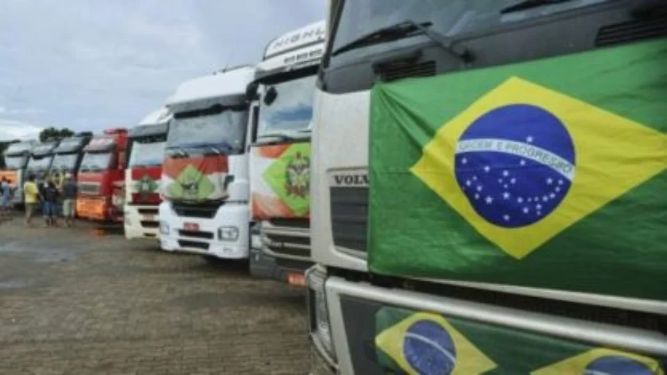 Pedindo saída de ministro do STF, caminhoneiros bloqueiam estradas pelo Brasil