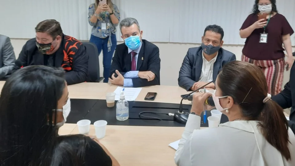 Peixoto participa de reunião para cobrar melhoria no serviço da empresa Águas de Manaus