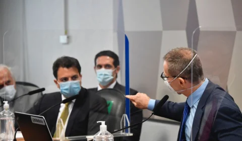 Contarato rebate ataques homofóbicos de Fakhoury: ‘Orientação sexual não define caráter’