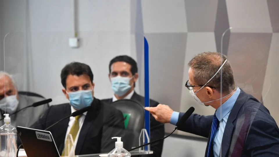 Contarato rebate ataques homofóbicos de Fakhoury: ‘Orientação sexual não define caráter’