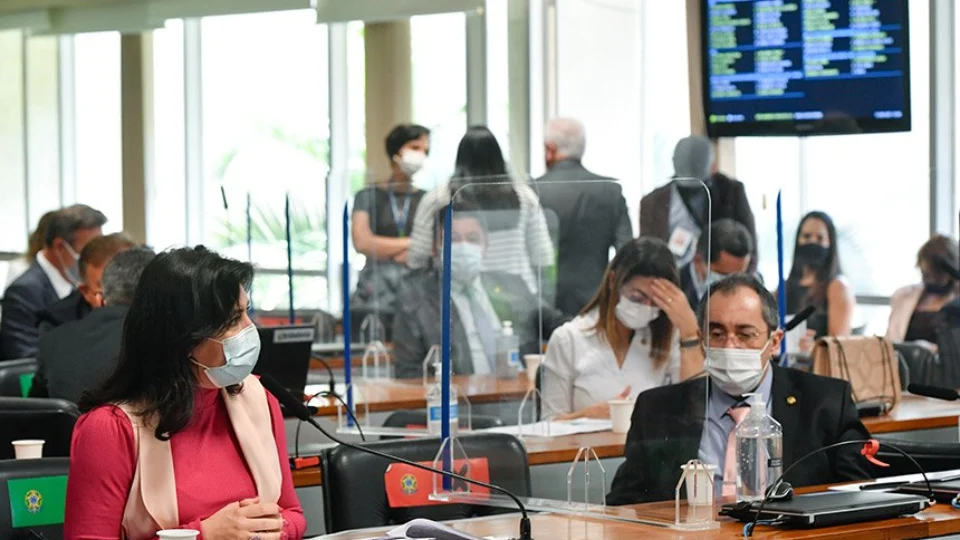 CCJ adia votação da Reforma Eleitoral; relatório barra volta das coligações