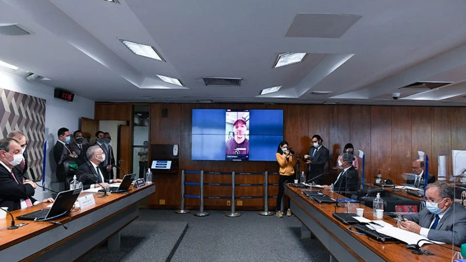 Vídeo de filho de Bolsonaro representa ameaça à CPI da Pandemia, acusam senadores