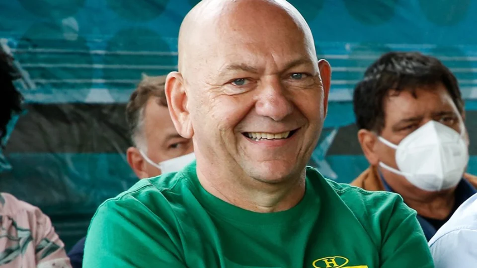 Justiça Eleitoral decide manter direitos políticos de Luciano Hang