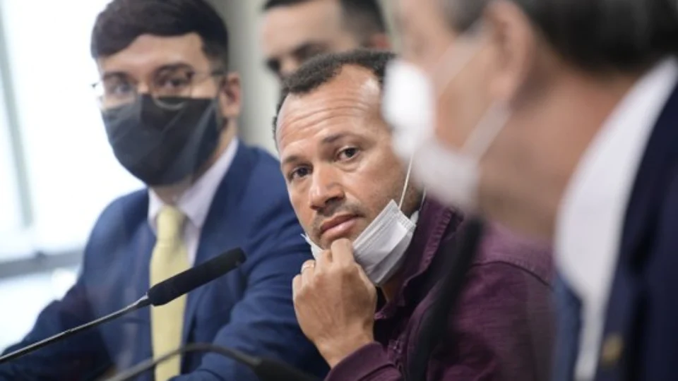 À CPI, motoboy admite saques em espécie para a VTCLog