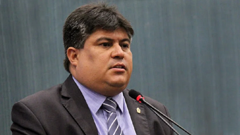 David Reis diz que vereadores decidirão se licitação das 41 picapes vai continuar na CMM