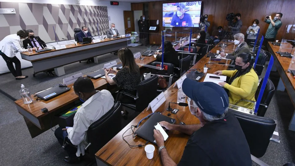 Parentes de vítimas da Covid-19 fazem relatos na CPI da Pandemia e pedem mudanças na lei