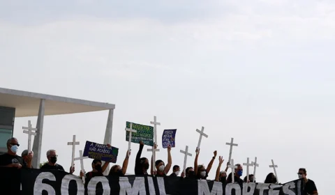 Senadores lamentam a marca de 600 mil mortes por covid-19