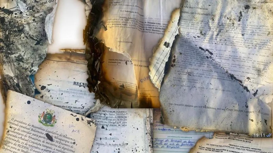 ‘Queima de Arquivo’: Recibos e documentos da administração Eduardo Braga são incendiados em área de mata, em Manaus