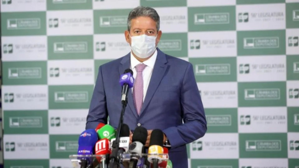 Lira quer votar na próxima semana alteração do ICMS dos combustíveis para baixar preços