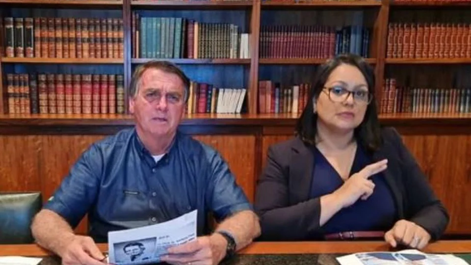 Facebook remove live em que presidente Jair Bolsonaro associa vacina de Covid à aids