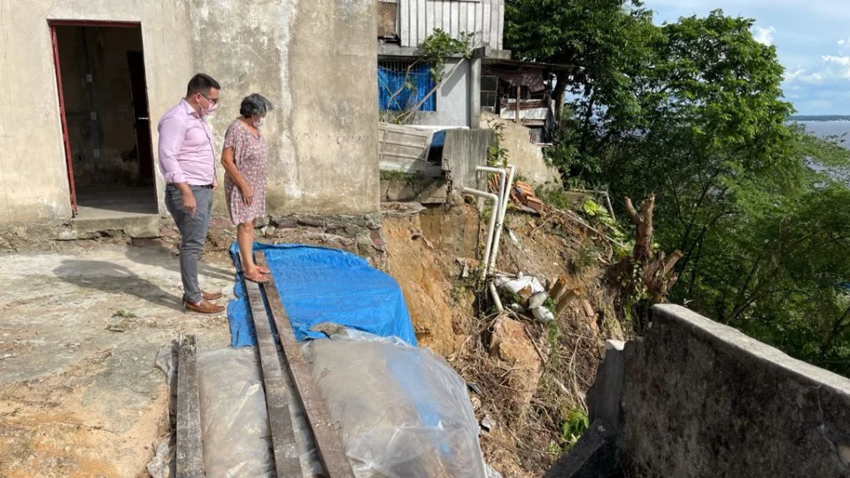 Rodrigo Guedes pede obra emergencial de contenção na orla do São Raimundo