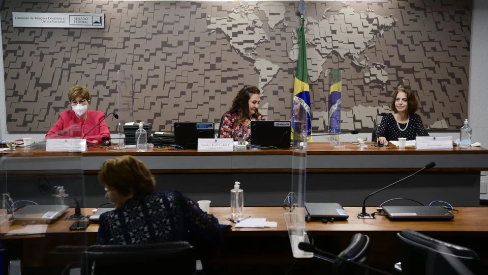 Senado sabatina onze servidores para chefiar embaixadas brasileiras