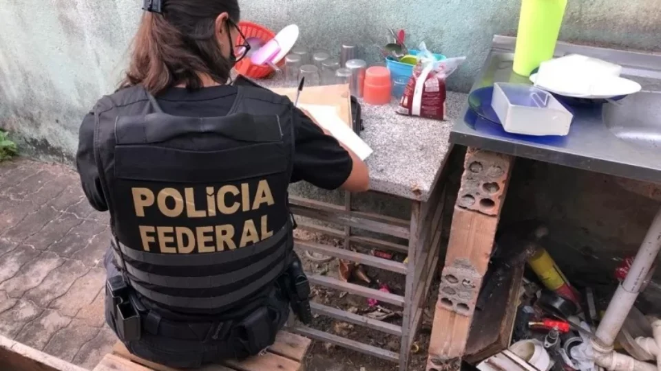PF deflagra operação contra grupo que cobrava em dólar para atravessar migrantes ilegais para Roraima