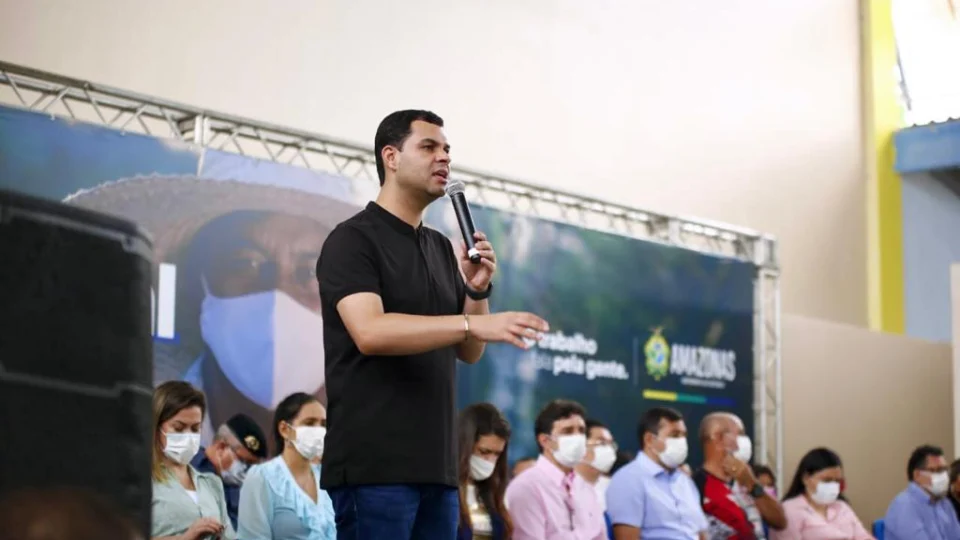 Saullo Vianna participa da entrega de cartões do ‘Auxílio Estadual’ em Itacoatiara