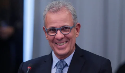 Ministro de Minas e Energia diz que preço do petróleo ainda vai subir mais