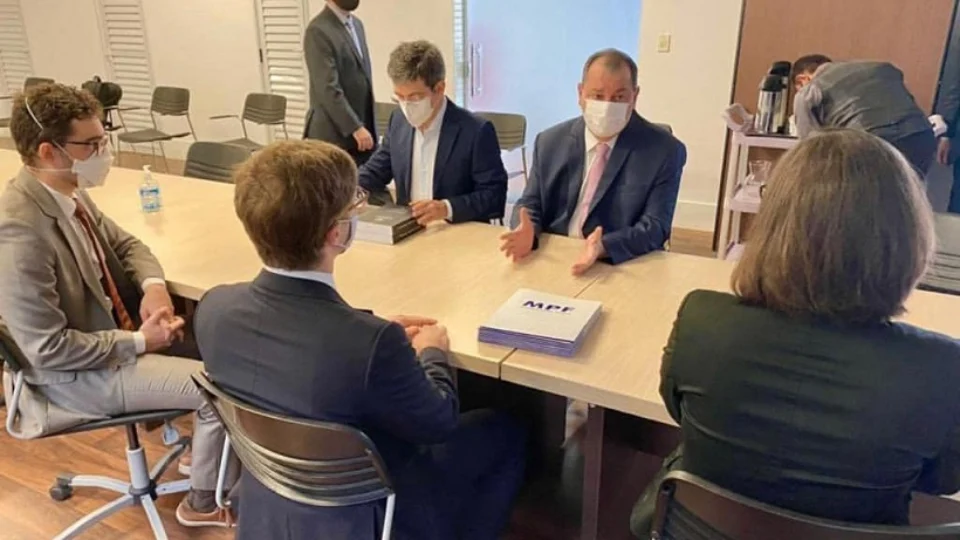 No Amazonas, senadores entregam relatório final da CPI da Pandemia ao MPF