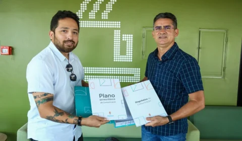 Primeiro Plano Estratégico de Comunicação da história da Prefeitura de Manaus é entregue ao prefeito David Almeida